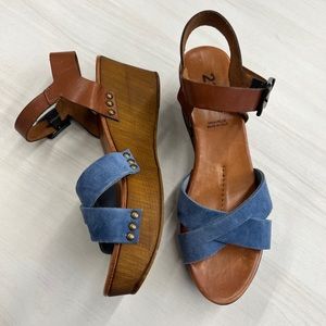 Great 220V wooden wedge with blue suede and block heel